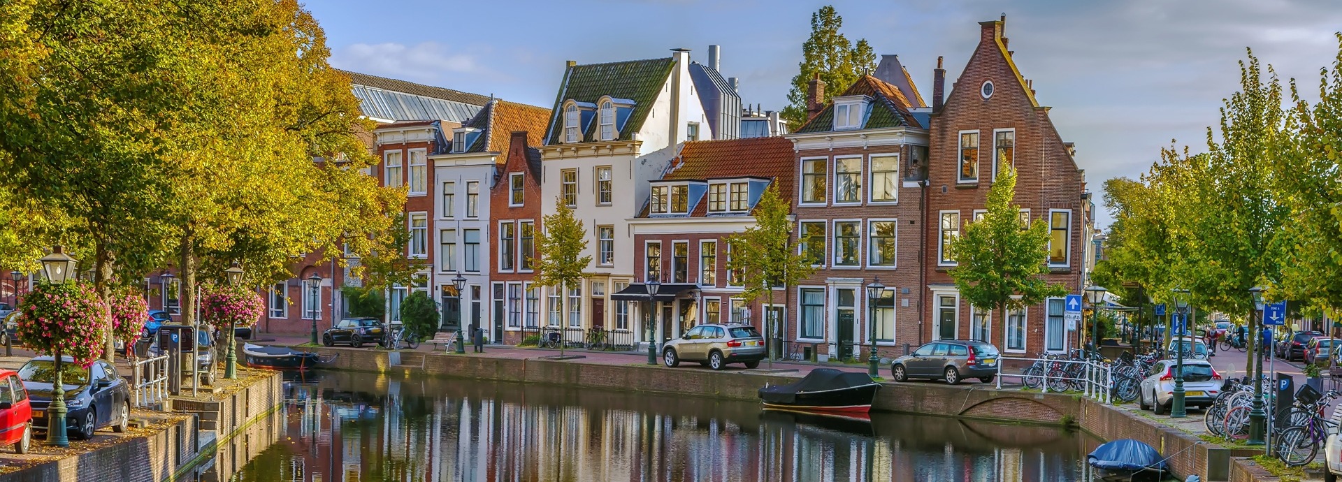 Kanaal in Leiden met woningen langs het kanaal